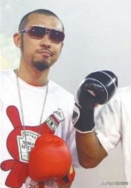 “長長狗狗”的言承旭和熱狗