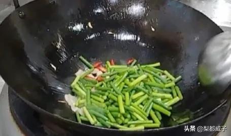 炒蒜臺炒肉時,記住這一步,讓你炒出來的蒜臺脆綠斷生更入味 炒蒜臺炒肉時,記住這一步,讓你炒出來的蒜臺脆綠斷生更入味