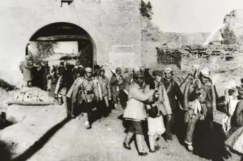 1946年6000多解放軍被3萬多國軍包圍,一地主:我一人可退數萬軍 1946年6000多解放軍被3萬多國軍包圍,一地主:我一人可退數萬軍