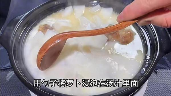 燉骨頭湯，牢記“兩不放”訣竅，湯白肉香不油膩，營養全保留