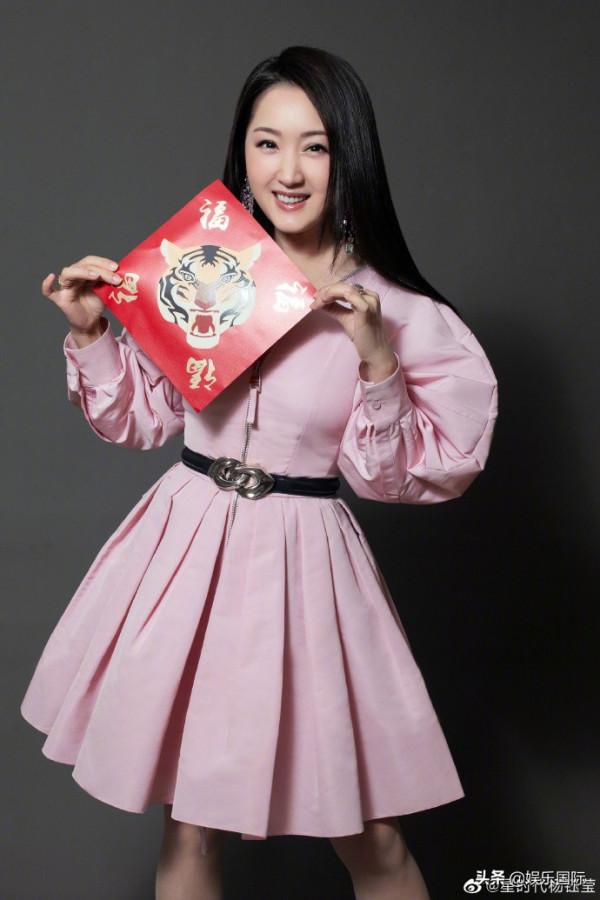 楊鈺瑩穿連衣裙活力十足 手拿福字露甜笑