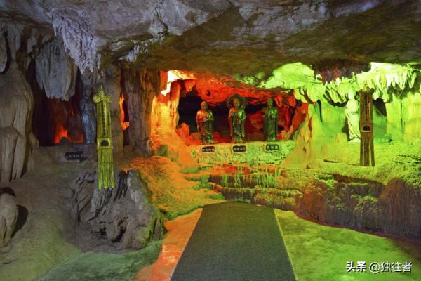 與石筍、石柱、石幔相伴的二千多尊觀音像組成東南亞最大的觀音洞 與石筍、石柱、石幔相伴的二千多尊觀音像組成東南亞最大的觀音洞