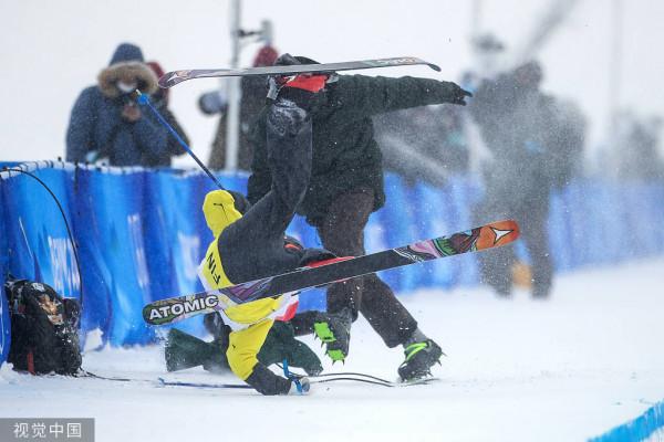 冠軍可賀，摔倒的女孩更讓人揪心