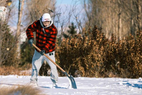 揣手手！鹿晗冬日雪地元氣照 捧雪少年乾淨治癒