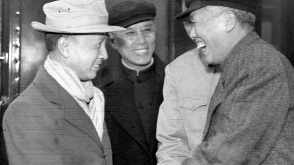 國家到底對錢學森有多重視?看看他身邊那兩個人的身份,就明白了 國家到底對錢學森有多重視?看看他身邊那兩個人的身份,就明白了