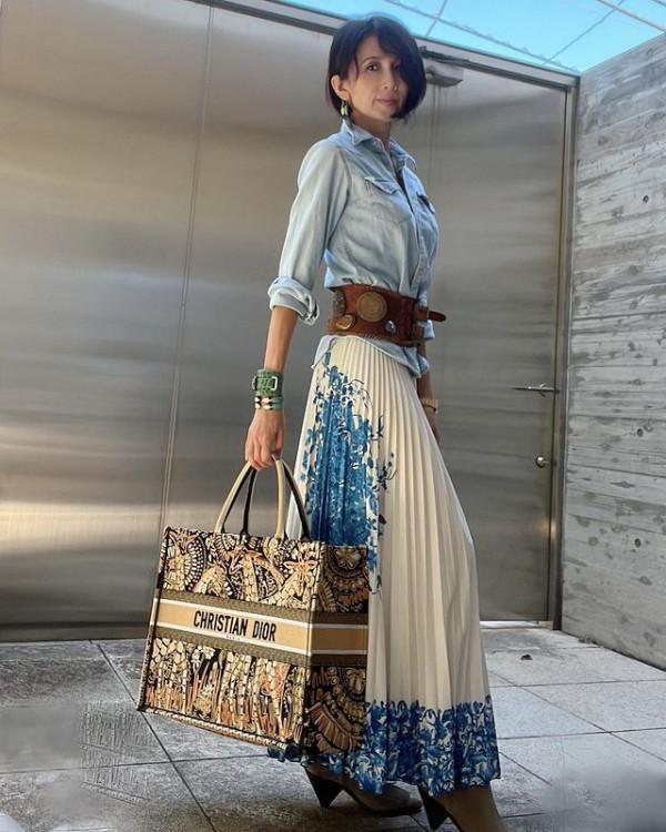 51歲工藤靜香依然是女神！超長過膝蛇皮紋靴太嫵媚，濾鏡難擋皺紋