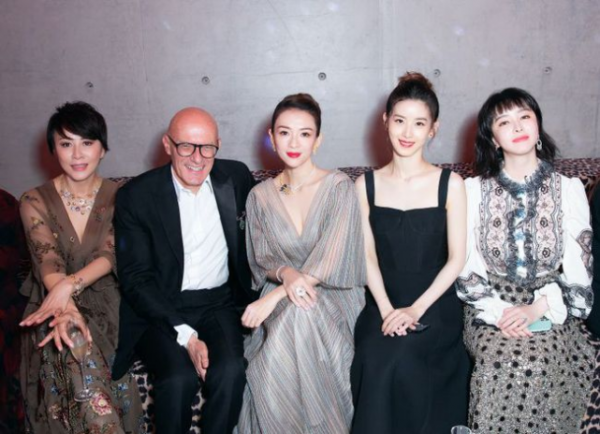 劉強東真會養妻!章澤天穿黑白裝依舊美成焦點,甜美笑容美過巔峰 劉強東真會養妻!章澤天穿黑白裝依舊美成焦點,甜美笑容美過巔峰