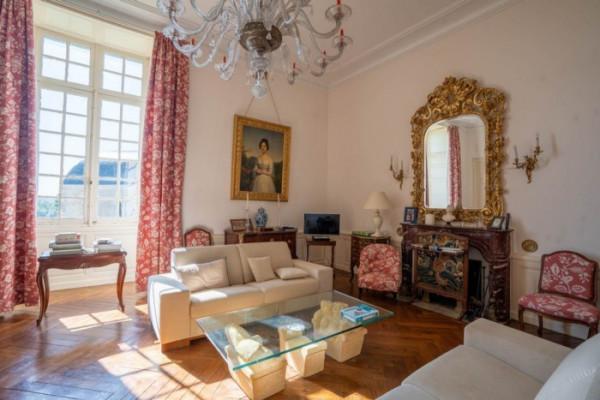 一座歷史悠久的 11 世紀城堡，一起來看下內部的豪華裝修吧