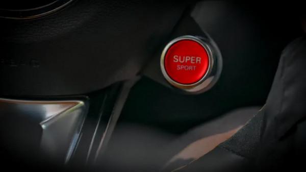 大尾翼+真排氣，年輕人專屬的運動家轎，10萬出頭就能買