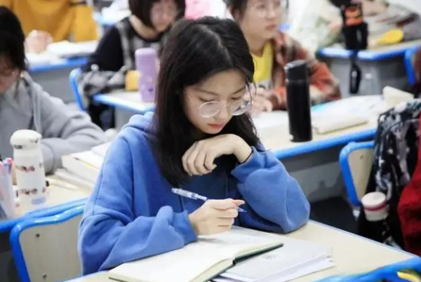 大學生的&OpenCurlyDoubleQuote;攀比心&rdquo;有多強？女生曬出寢室一幕，網友直呼：太真實