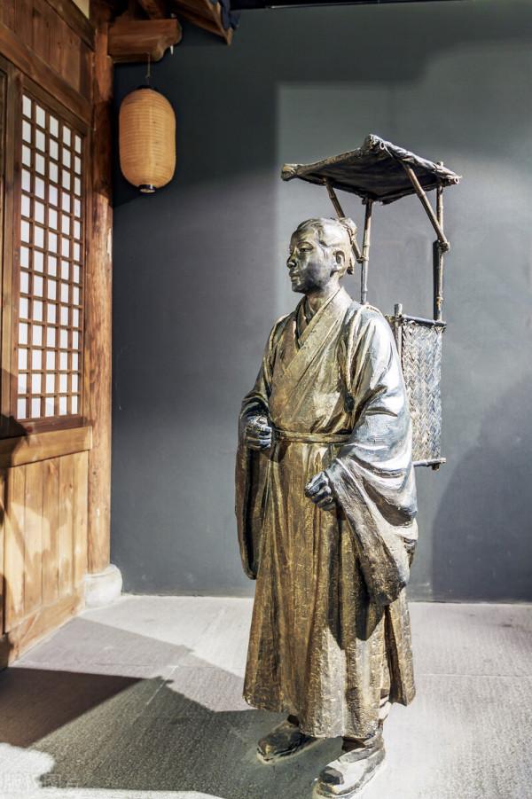 每日一個小故事“咬耳撤牙”