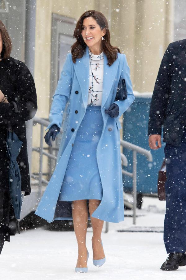 降溫怎麼穿搭?西班牙王后抗凍有一套,時尚並不意味著一定露腿 降溫怎麼穿搭?西班牙王后抗凍有一套,時尚並不意味著一定露腿