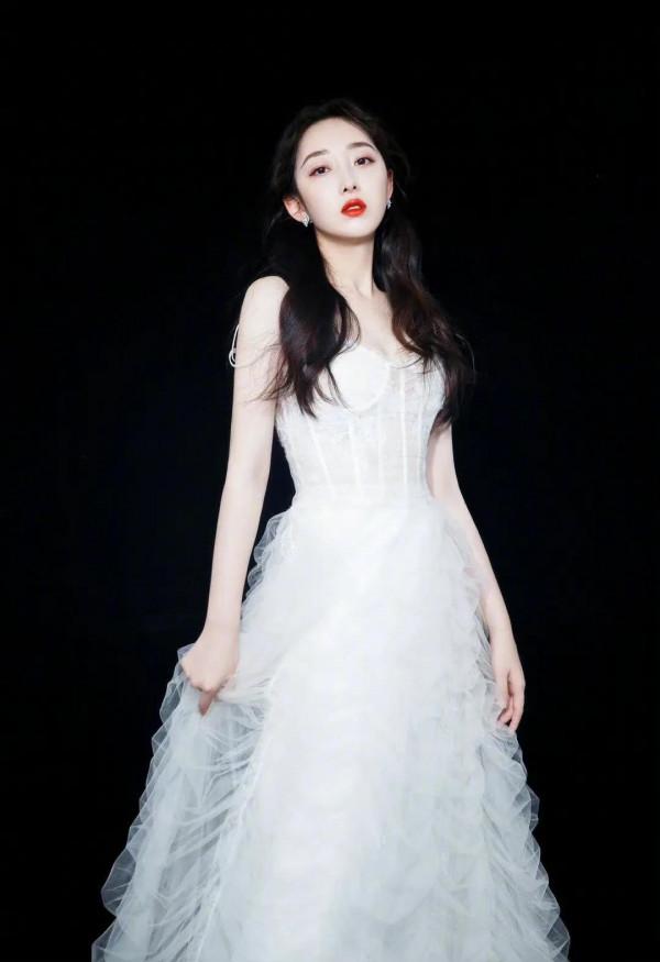 盤點娛樂圈行走的反光板，冷白皮合集