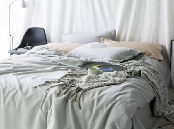 睡覺時，被子總是&OpenCurlyDoubleQuote;跑偏&rdquo;？教你1招，不用針縫，快速固定還保暖