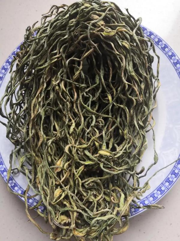 在東北農村，都把這些吃不完的蔬菜曬成乾菜，其口感就更加完美了