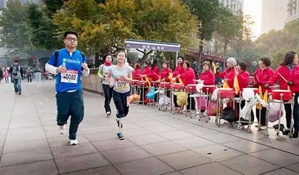 她在汶川地震中喪女失腿,6年後再嫁華裔學霸,今兒女雙全很幸福 她在汶川地震中喪女失腿,6年後再嫁華裔學霸,今兒女雙全很幸福