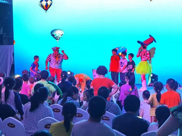 一定要陪小朋友去看一次親子舞臺劇~小朋友們可開心了 一定要陪小朋友去看一次親子舞臺劇~小朋友們可開心了