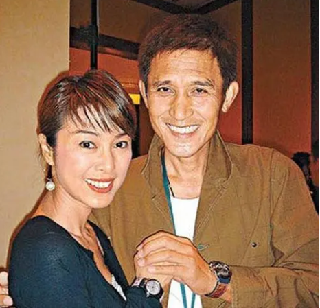 成龍苦追她8年，跟男友相戀26年不結婚，米雪如今怎樣了？