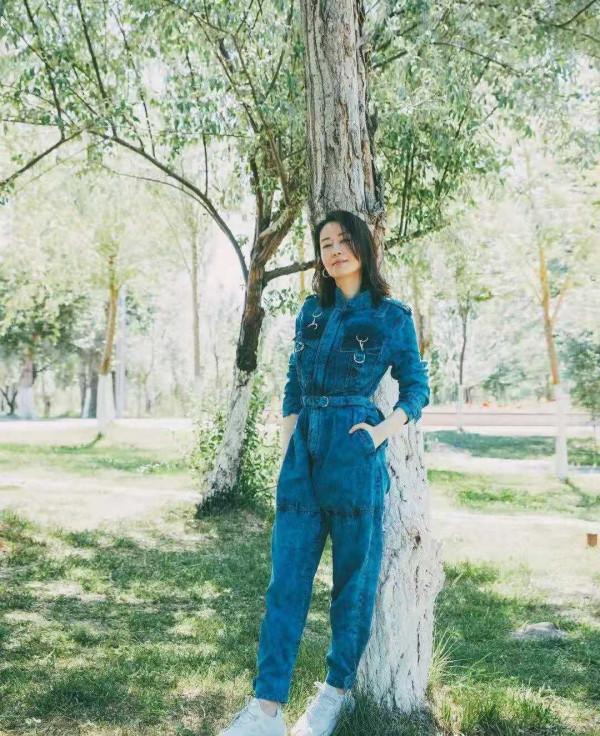 45歲劉敏濤扮嫩真有一套！穿粉色衛衣配牛仔褲，嫩得像個小姑娘