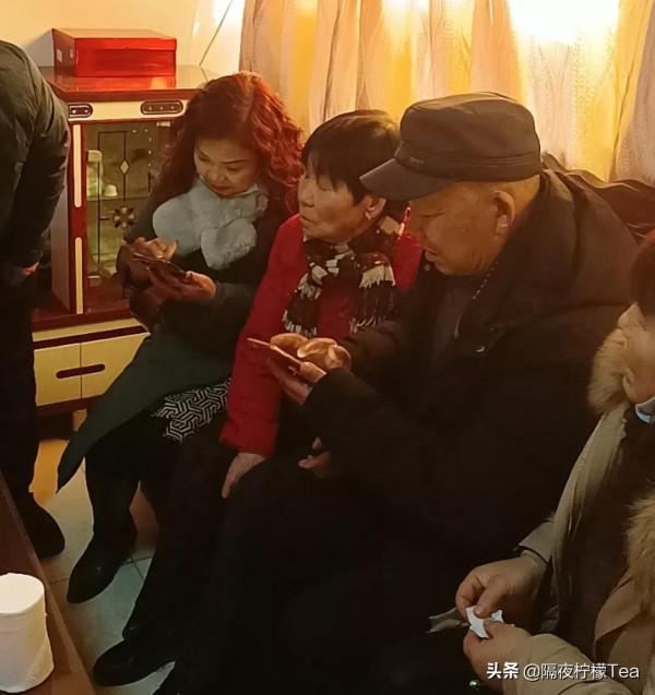 火車站月臺上的離散，六十年後她找到了家人，弟弟攙扶著姐姐回家