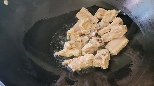 酸梅排骨,廣東人做出來就是好吃,味道特別又開胃,太下飯 酸梅排骨,廣東人做出來就是好吃,味道特別又開胃,太下飯