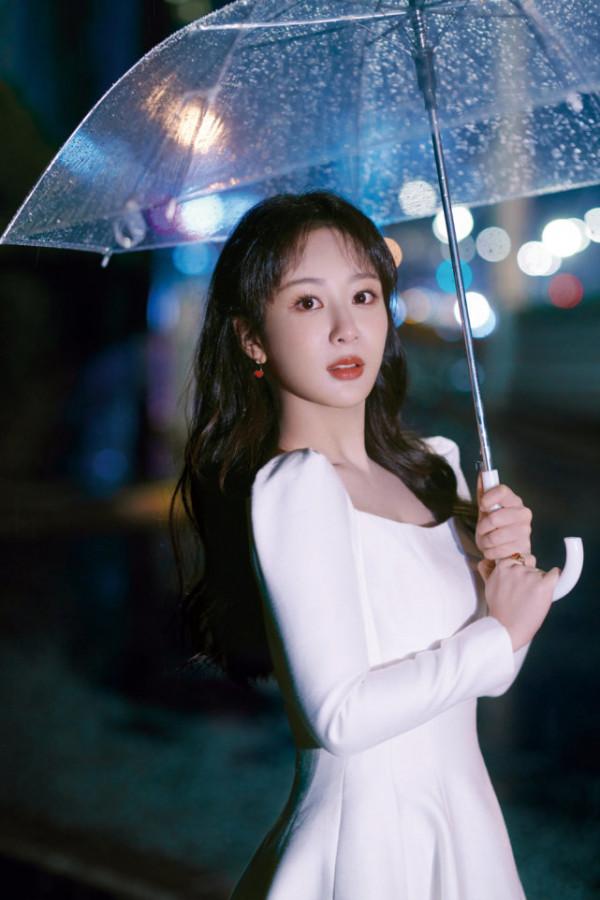 楊紫出山就放大招!穿白裙雨中撐傘變絕美女神,卻沒有倪妮驚豔 楊紫出山就放大招!穿白裙雨中撐傘變絕美女神,卻沒有倪妮驚豔