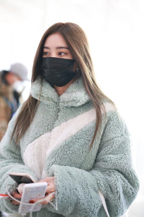 徐藝洋穿薄荷綠色羊羔絨外套搭配牛仔褲，背腋下包清純可愛