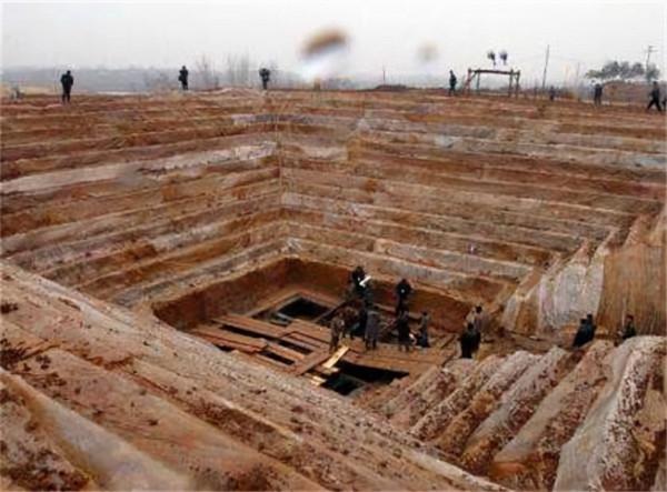 1978年，湖北發現豪華水墓，出土21口陪葬棺材