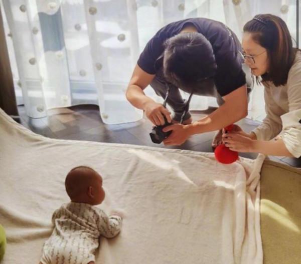 35歲鄭愷現身菜市場,蹲在地上買南瓜,路人凌晨圍觀太熱鬧 35歲鄭愷現身菜市場,蹲在地上買南瓜,路人凌晨圍觀太熱鬧