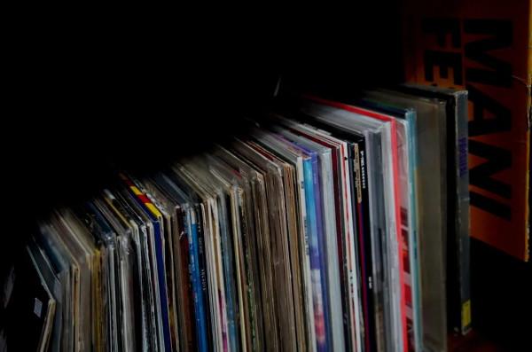 黑膠，買了窮，開心