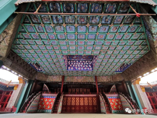 在紫禁城裡看大戲，儘管大腕兒雲集，卻無人喝彩