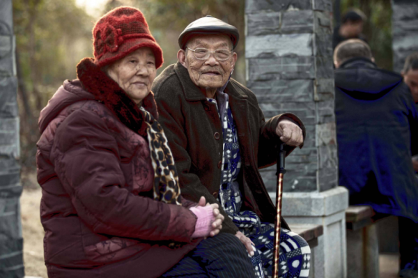 為啥老人身上有一股怪味？建議55歲後，遠離4個習慣，老了或沒味