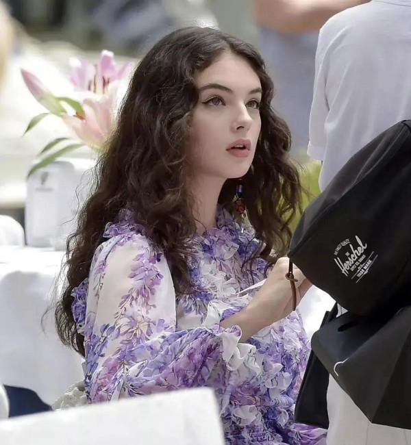 莫妮卡女兒17歲，遺傳媽媽美貌，最美星二代