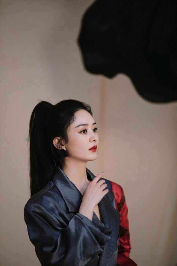 趙麗穎尼龍雙馬尾造型，化身暗夜小魔女，氣質超絕