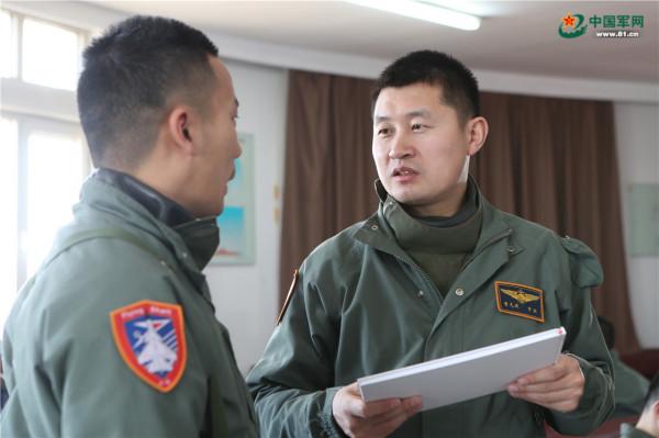 特稿丨航線——記海軍航空大學某基地艦載機飛行教官群體