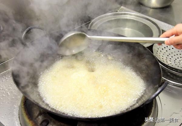 豬肉新吃法，切成肉丁拌上黑椒汁，外酥裡嫩，口感比燒烤還要好吃