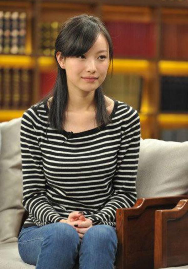 透視裙、漁網襪、花裙子，穿土味單品的女明星，照樣一個比一個美