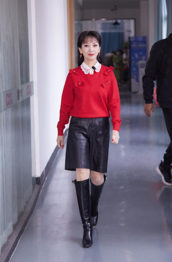 送福啦！趙雅芝穿紅衣手提燈籠喜氣洋洋