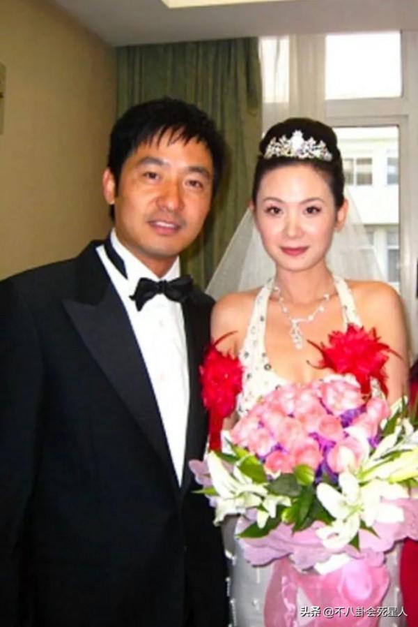 娛樂圈的“男性楷模”，沈騰與老婆相愛18年，小瀋陽爆紅依舊寵妻
