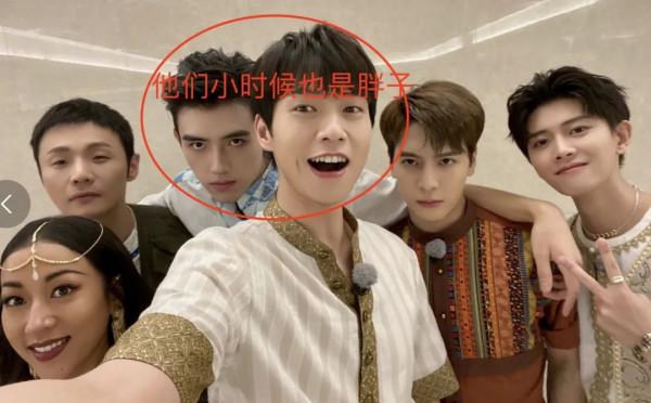 14歲“石頭哥”身高超1米8，青春期發育過猛，身穿西裝顯成熟