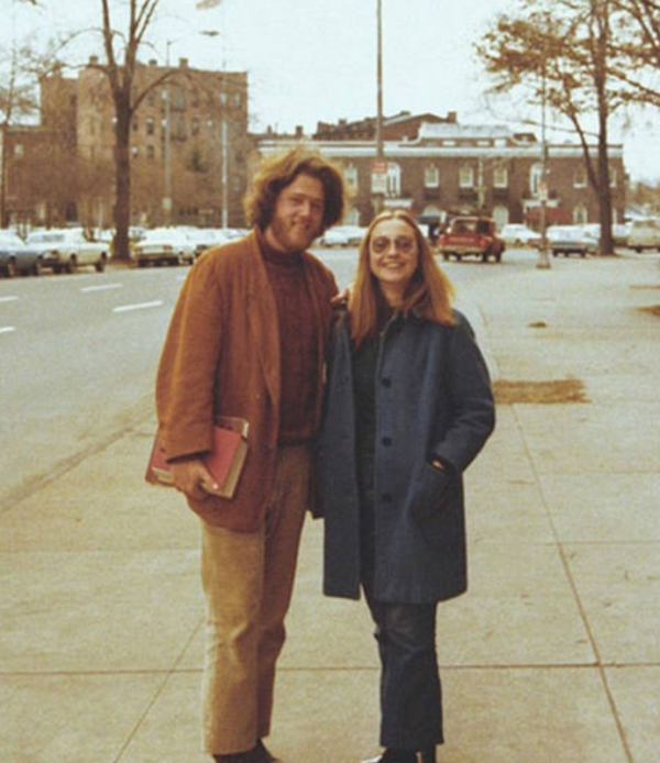 希拉里有多強勢？46年前婚禮上勾住老公脖子，克林頓在她懷裡好乖