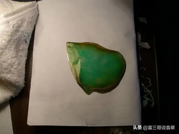 翡翠原石怎麼切最合理?一刀不慎相差百萬 翡翠原石怎麼切最合理?一刀不慎相差百萬
