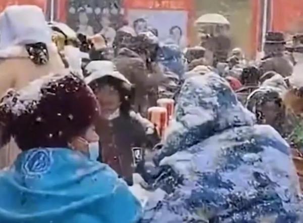 大雪中喝喜酒,喝到白頭偕老 大雪中喝喜酒,喝到白頭偕老