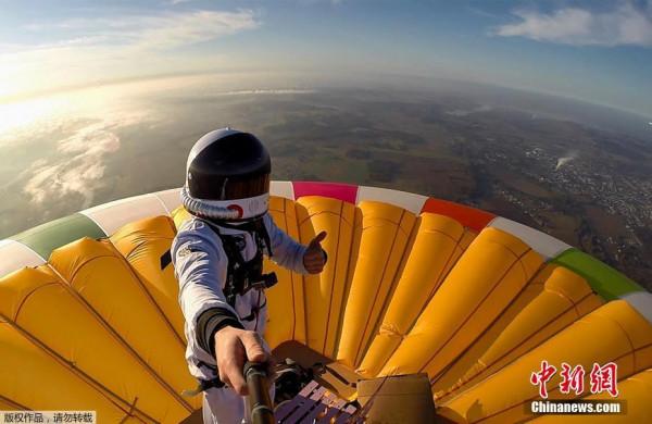 挑戰“御球飛行”男子站熱氣球頂衝擊世界紀錄