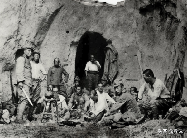 老人被日軍抓去帶路,靈機一動用桐油做飯,日本兵集體中毒被殲 老人被日軍抓去帶路,靈機一動用桐油做飯,日本兵集體中毒被殲