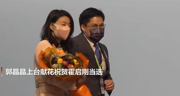 郭晶晶太給霍啟剛長臉！穿收腰西裝捧蔬菜花束為老公慶祝，超得體