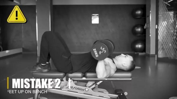 7個極易踩雷的“啞鈴臥推”錯誤,讓你越推越廢 7個極易踩雷的“啞鈴臥推”錯誤,讓你越推越廢