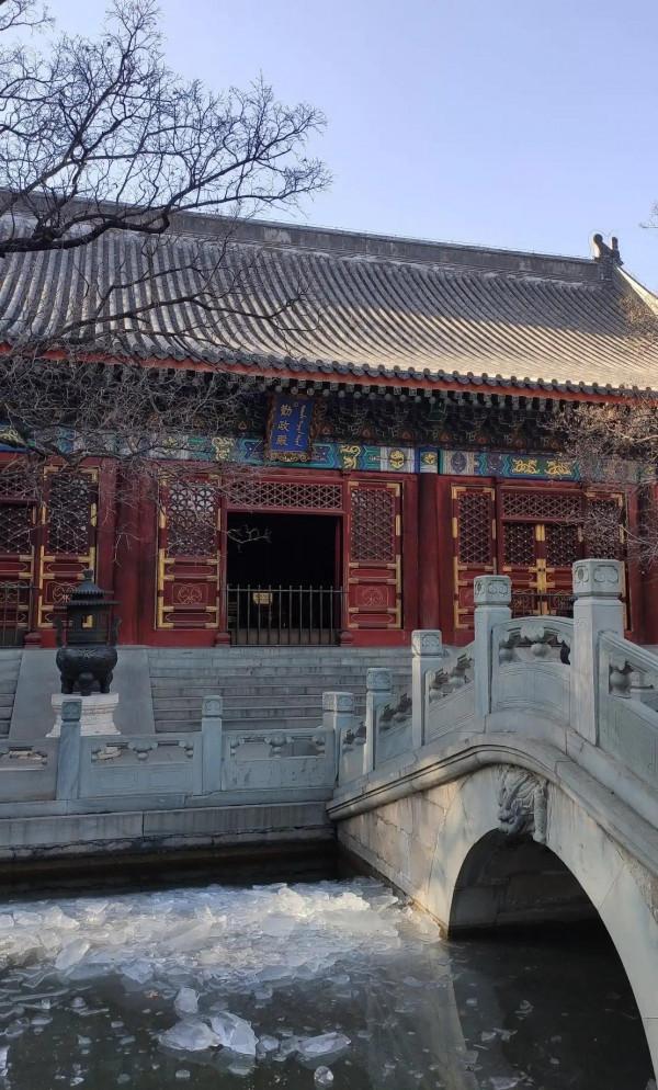 去香山登高，一定要走緩坡來保護膝蓋