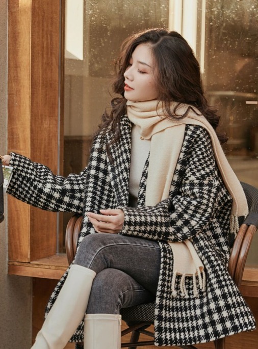 冬天穿“小白靴”更驚豔，顯瘦耐看還減齡，配大衣美極了