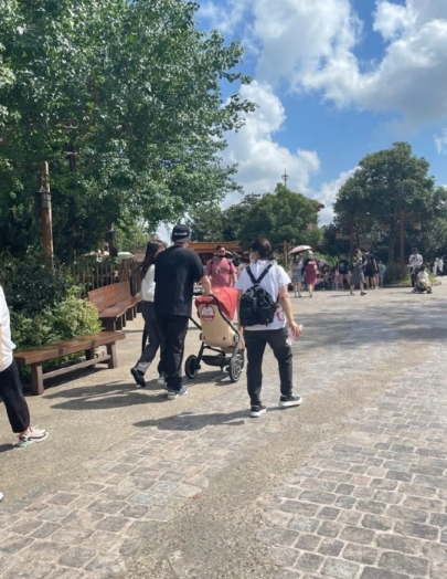 陳赫張子萱帶女兒玩旋轉木馬,安安正臉曝光,扎雙馬尾靈動可人 陳赫張子萱帶女兒玩旋轉木馬,安安正臉曝光,扎雙馬尾靈動可人